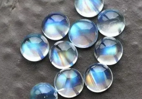 月光石男性佩戴