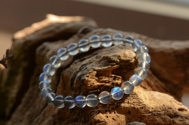 月光石男性佩戴