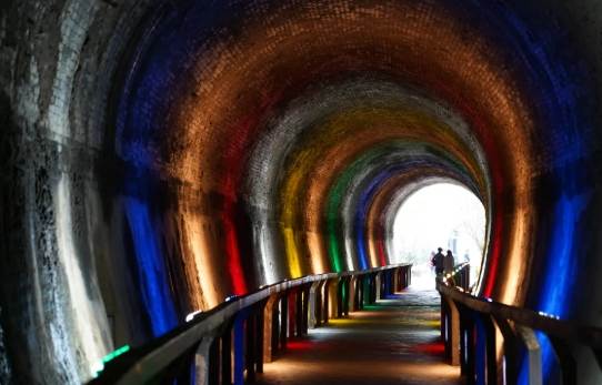 彩虹隧道拍照 彩虹隧道拍照