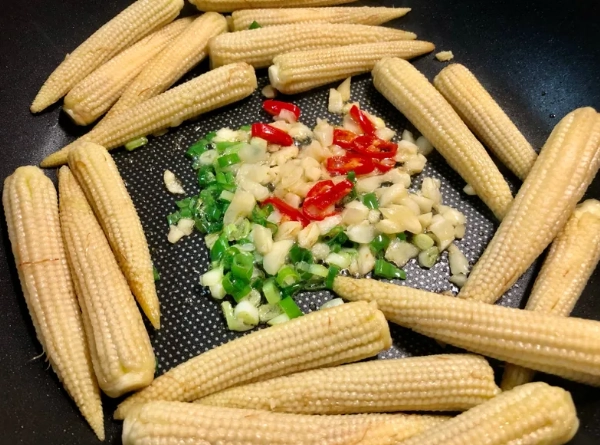 玉米筍炒杏鮑菇 做法