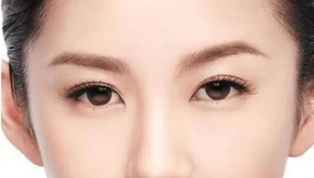 眉毛短的女人